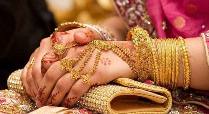 সোনার দাম কমে ভরি দুই লাখ ৫১ হাজার টাকা