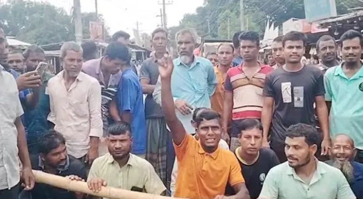 রাজনীতি: সার কিনতে গুনতে হচ্ছে বাড়তি টাকা, মহাসড়কে কৃষকদের বিক্ষোভ